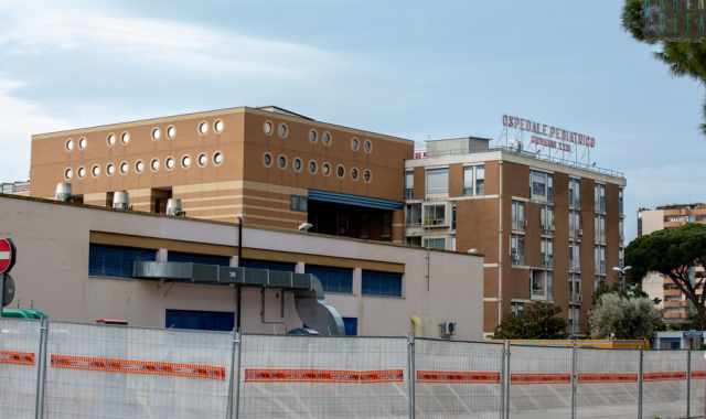 Festa in un reparto dell'Ospedaletto di Bari: sospesi temporaneamente medici e infermieri