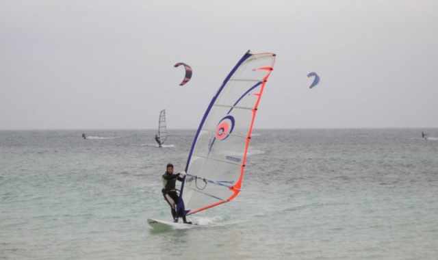 Il surf a Bari tra vandali e scogli pericolosi, alla ricerca dello ''spot''