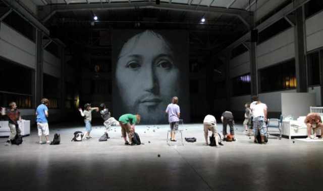 Pietre su Ges� e feci sul palco: anche a Bari arriva lo spettacolo-scandalo