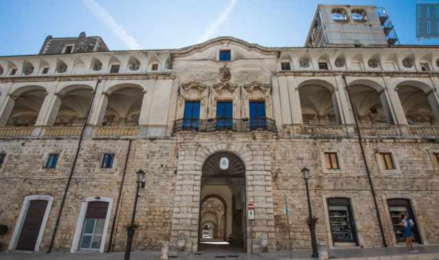 Chiese, palazzi e torri: alla scoperta della suggestiva piazza dei Martiri di Acquaviva
