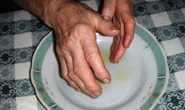 Sale, olio e preghiere: contro invidia e malefici c' l'antico rito dell'"affascino"