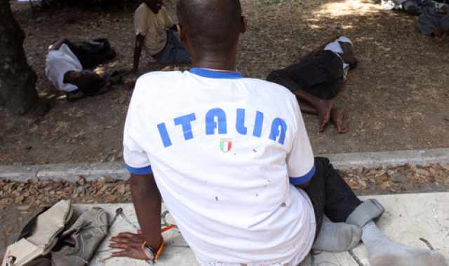 Bari, via Cairoli: immigrato si recide le vene davanti a un ufficio pubblico