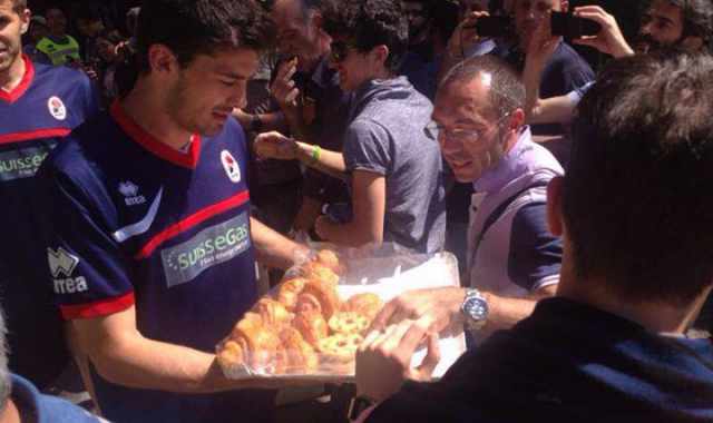 Bari, i giocatori offrono la colazione ai tifosi in coda per il biglietto: video