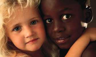 I colori del mondo: �Aiutiamo ad adottare un bambino�. E non � facile