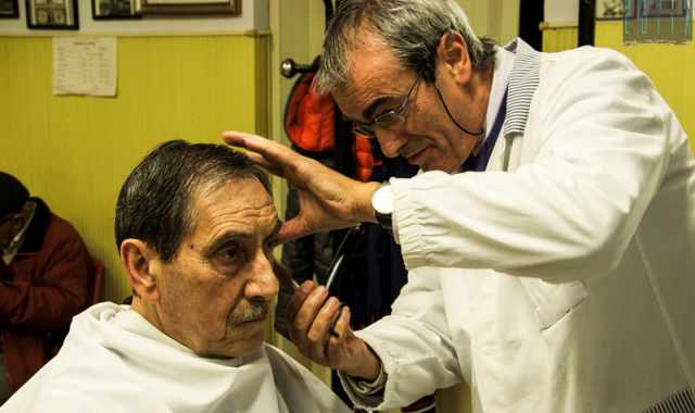 I barbieri vecchio stampo rimasti a Bari: Da noi niente sopracciglia e creste colorate