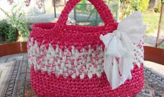 Borse fatte a mano: tra le ragazze torna di moda l'uncinetto