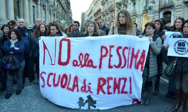 Docenti, in migliaia con le valigie in mano: Obbligati a partire per avere un lavoro