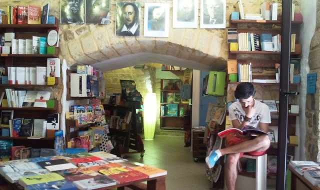 Solo 3 librerie nell'hinterland di Bari: Ma qui invece c' bisogno di noi