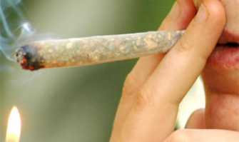 Gli spinelli? Fanno passare la tosse e aiutano con il sesso: tutti i falsi miti