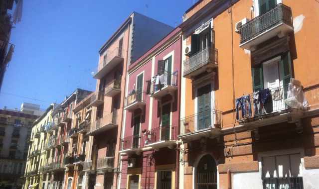 Le palazzine ''color pastello'', vero simbolo di Bari: ma sono a rischio