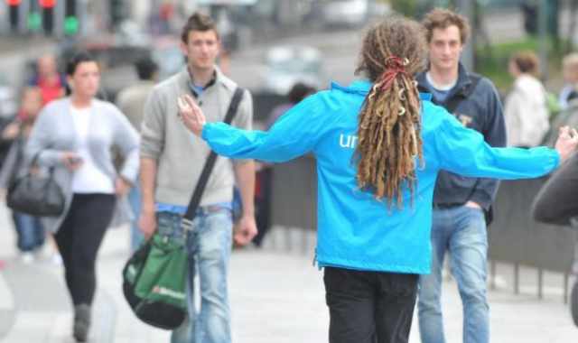 Aiuta i bimbi: quando a fermarci per strada non sono gli attivisti, ma i "dialogatori"