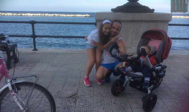 La storia di Fabio, il barese che corre sul lungomare con il passeggino