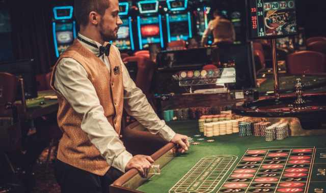 Come si diventa un croupier e quanto si guadagna