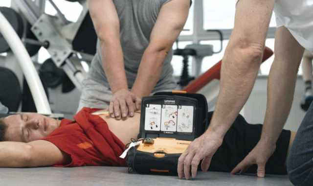 Defibrillatore, fatta la legge fatta la proroga: a Bari lo hanno solo poche palestre