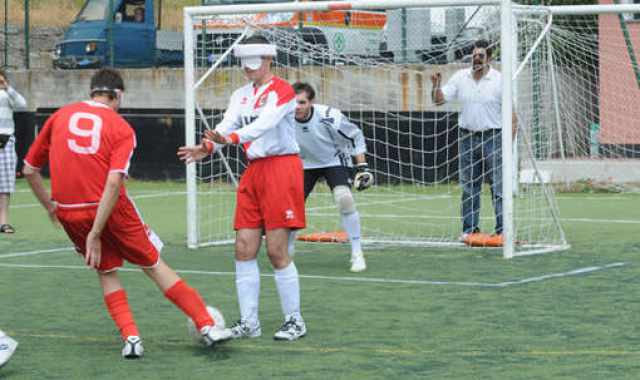 Il calcio a 5 per non vedenti, giocare con 3 guide e nel completo silenzio