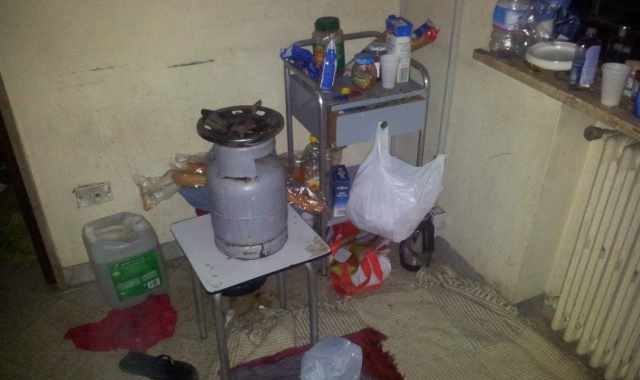 Senza acqua, luce e gas: il Ferrhotel, dove sopravvivono 46 rifugiati