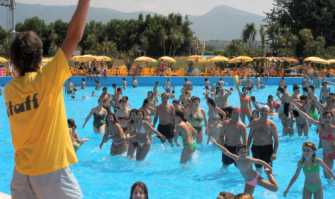 Gli animatori turistici tra paghe basse, invadenza degli ospiti e tanto sesso