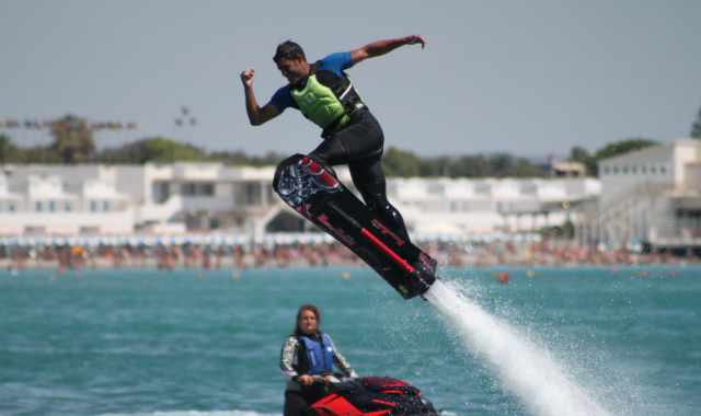 Flyboard: acrobazie spettacolari volando sul mare. A Taranto i campionati italiani