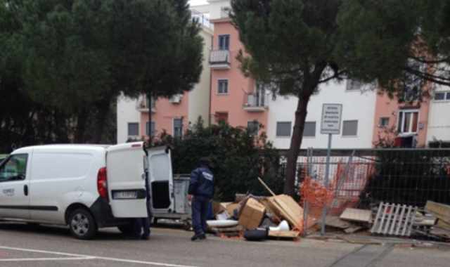 Campus, studenti sommersi da immondizia e rifiuti chimici