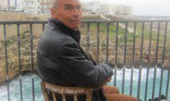 Guido ''il Fl�neur'', il poeta che scrive versi sulle porte di Polignano