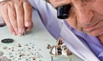 Il mestiere dell'orologiaio, stretto nella morsa di gioiellerie e cellulari