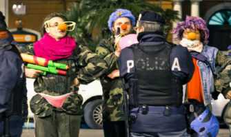 ''Clown army'', pagliacci in abiti militari: �Portiamo risate nei cortei�
