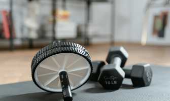 Come scegliere gli attrezzi per una palestra in casa senza occupare troppo spazio?