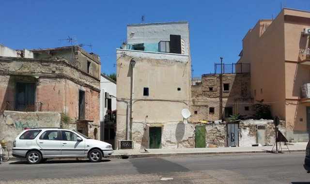 Via Oberdan, un angolo di Bari in rovina: Abbandonati da Cristo