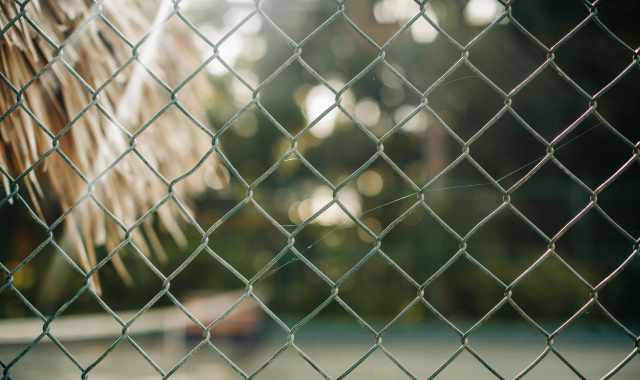 Recinzioni metalliche per un parco: normative e soluzioni