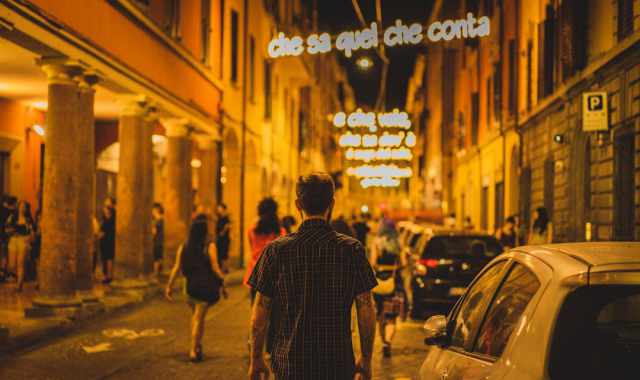 Bari di Notte: Dalle Xradunanze in PiazzaX ai Sapori a Tarda Sera