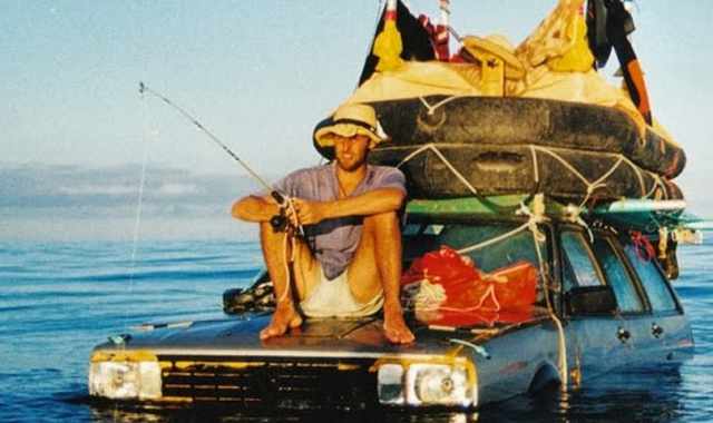 In mare con un'auto imbottita di polistirolo: la scommessa di un 39enne ligure