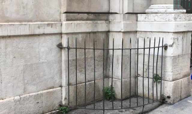 Recinzioni e coni di malta agli angoli di antichi palazzi: barriere antiladro o antipip?
