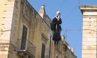 Prima appese e poi fatte scoppiare: le ''Quarantane'', bambole pagane e pasquali