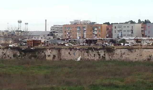 Bari, il campo rom del canalone: tra case di cartone, roulotte e rifiuti