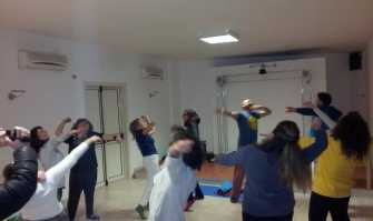 Lo yoga della risata, ridere a crepapelle ''spintaneamente'': video