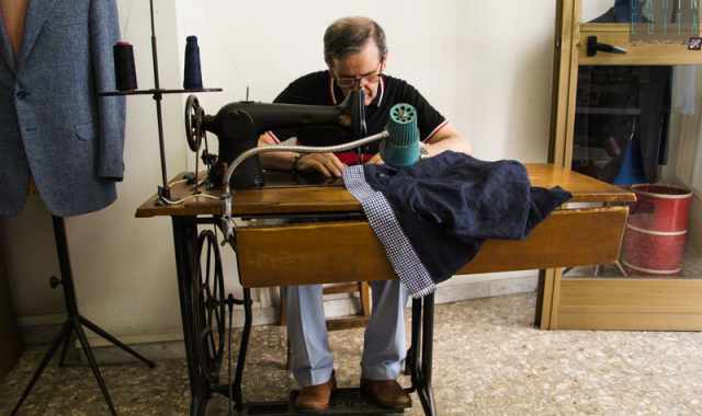 Ago, filo e macchine da cucire a pedali: a Martina le sartorie che sfidano il progresso