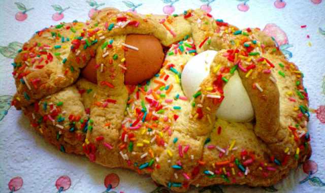 A Pasqua c' la "scarcella", il dolce tradizionale di Bari: Ma in pochi la comprano