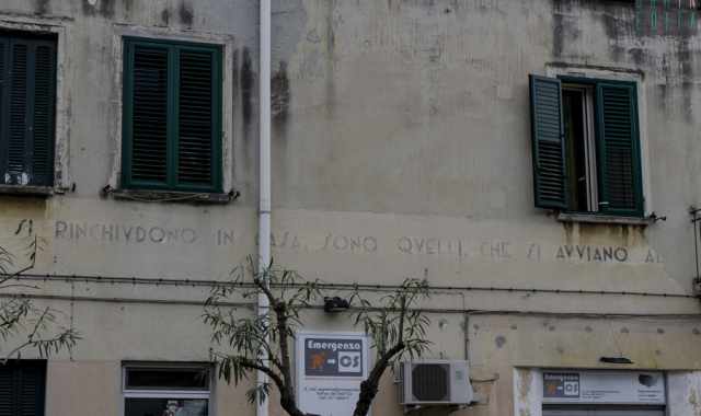 Quando i muri parlano: su una casa di Bari resiste una scritta del Ventennio fascista