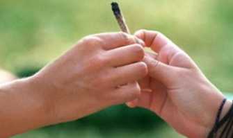 No allo spinello a scuola, nuova strategia: i poliziotti si travestono da teenager