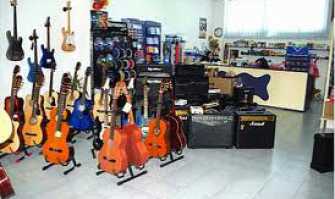 A Bari 7 negozi di strumenti musicali, �ma ormai si acquista sul web�
