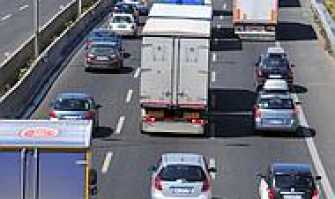 Automobilista lo sai che la corsia centrale serve solo per sorpassare?