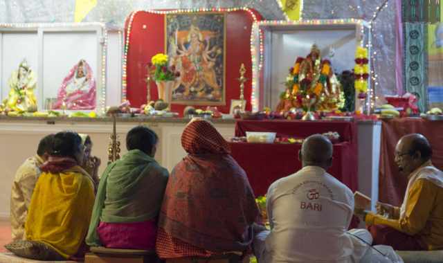 Divinit orientali, riti e tanto colore: viaggio nel 