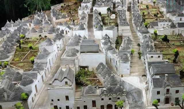 Alberobello, l'arte dei trulli in miniatura: Ma la concorrenza cinese  spietata