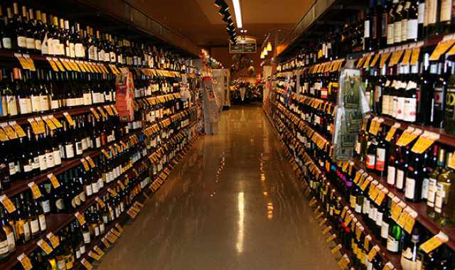Comprare il vino nei supermercati? «Solo se non supera l'anno d'età»