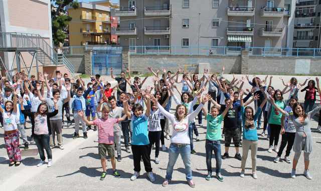 Una valanga di buon umore a Bisceglie: ecco lo yoga della risata