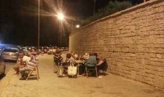 Sedie, tavoli, cucina barese: le famiglie che ''si stanno'' sul lungomare