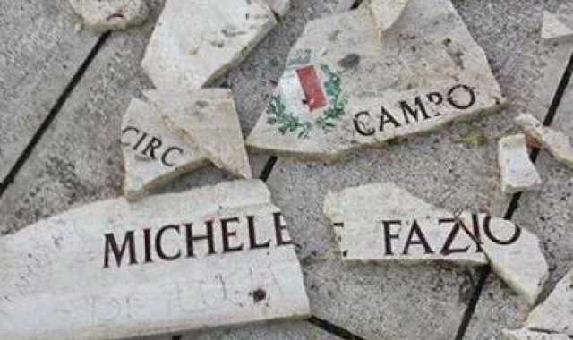 A pezzi la targa commemorativa di Michele Fazio, 15enne ucciso dai clan 