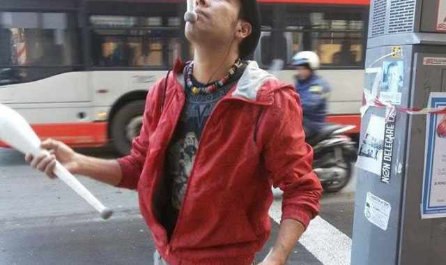 Bari, dopo Hannes un altro giocoliere ai semafori: il messicano Edgar