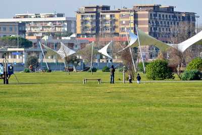Le due facce di Parco Perotti: di giorno le giostre, di sera le prostitute