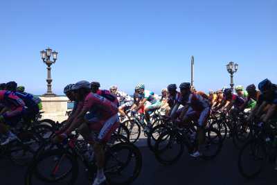 Nel giorno di San Nicola il Giro d'Italia passa da Bari: le foto